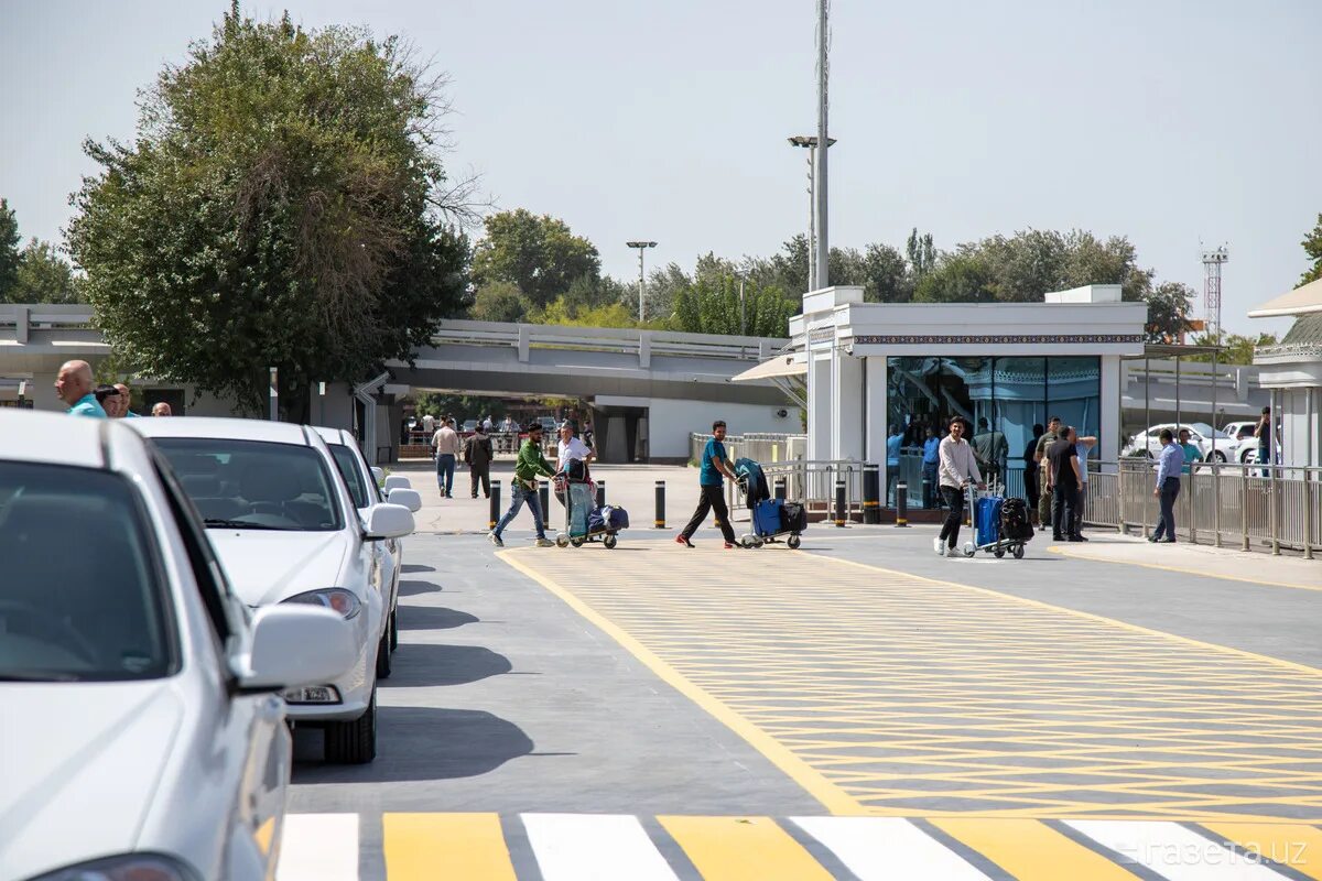 Такси аэропорт ташкент. Uzbekistan Airports рано Джураева. Таксисты аэропорт Ташкента. Ташкентские таксисты в аэропорту. Такси в аэропорту Ташкента.