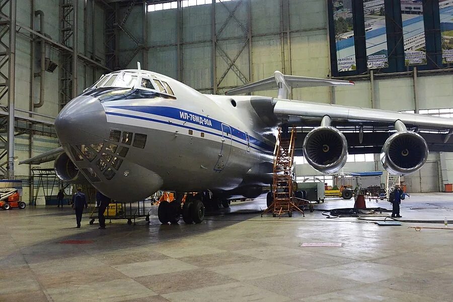 Выпуск самолетов ил 76. Ил-76 военно-транспортный самолёт экипаж. Ил 76 90а. Ил-76мд-90а. Ил-76 аэрофлот ссср.