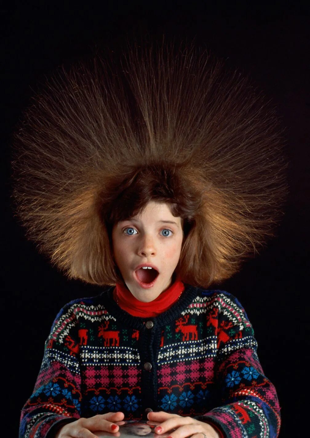 Почему электризуются волосы причины. Волосы электризуются. Статическое электричество волосы. Волосы магнитятся. Электризация волос.