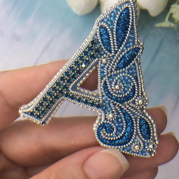 Брошь в виде буквы. Брошь. Брошь из бисера буква. Брошь из бисера буква. Брошь буква из бисера.