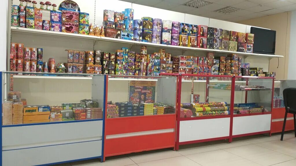 ларек фейерверков. магазин петард. русский фейерверк нижнекамск. магазин фейерверков. магазин фейерверков вывеска.