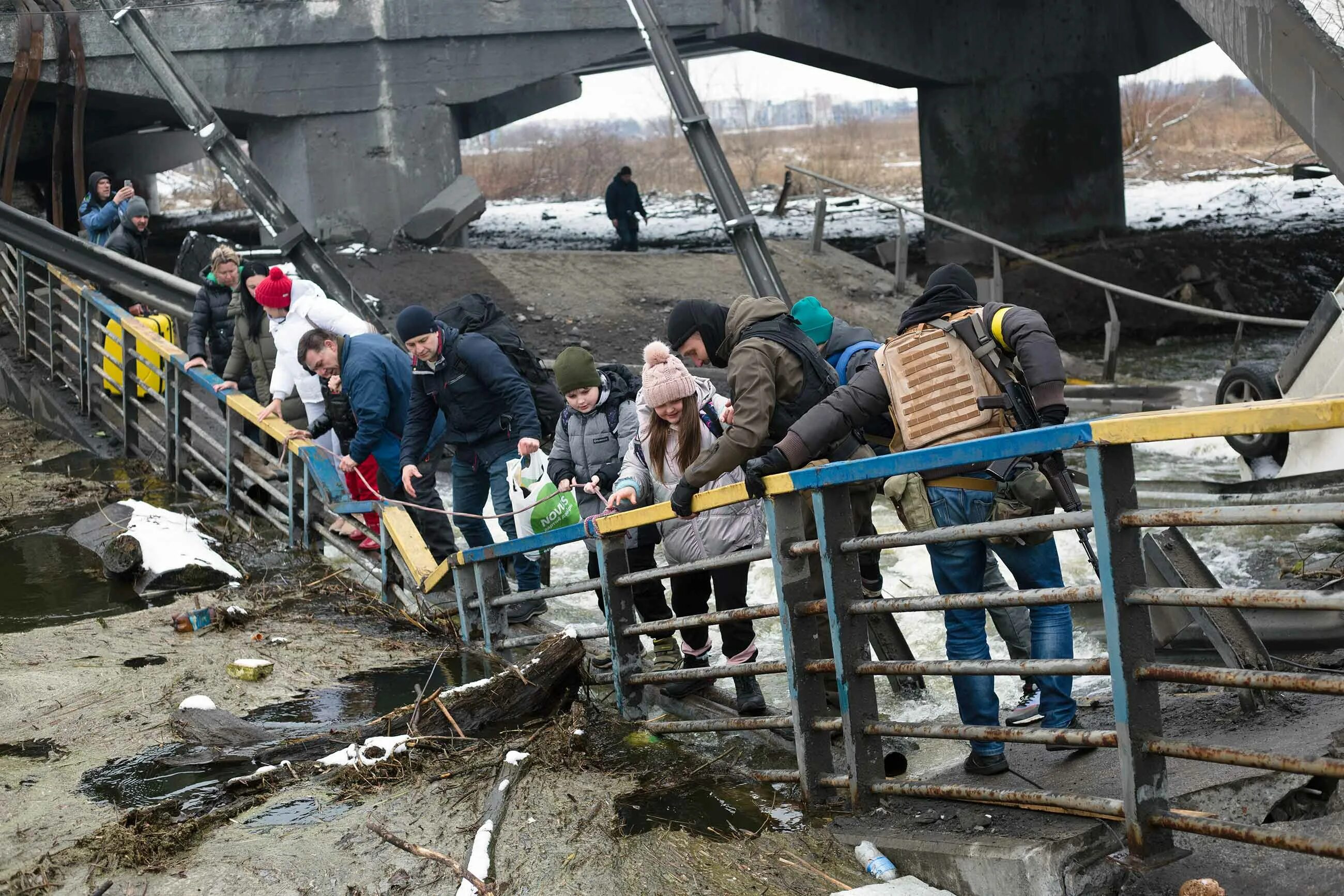 Ирпень разрушенный мост. Обрушенный мост. Люди под мостом Украина. Гуманитарная катастрофа на Украине.
