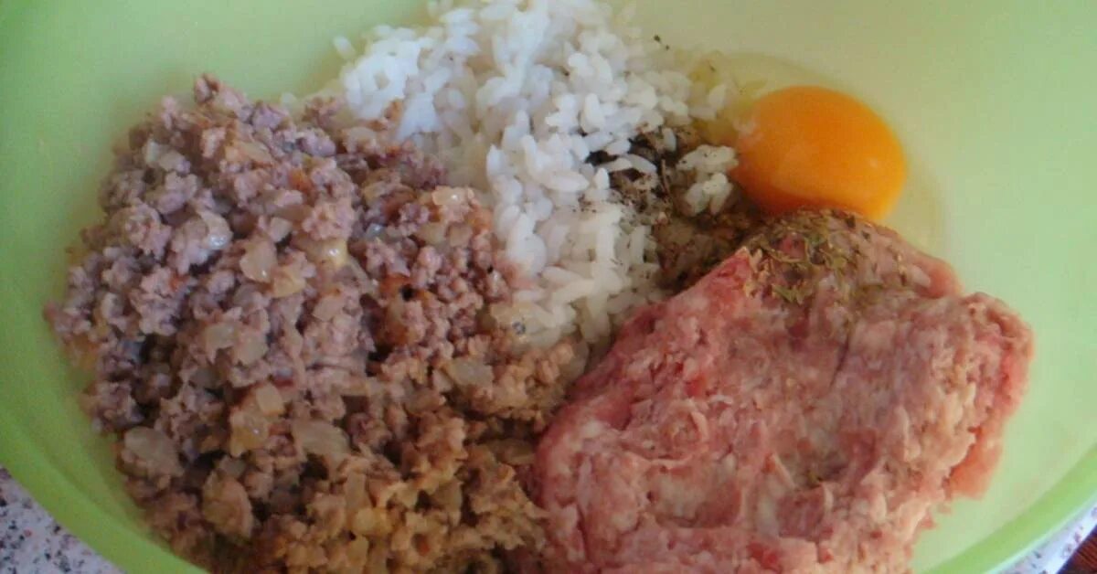 Фарш мясной с луком и рисом. Фарш смешанный. Фарш. Рис добавленный в фарш. Рис с овощами в мультиварке.