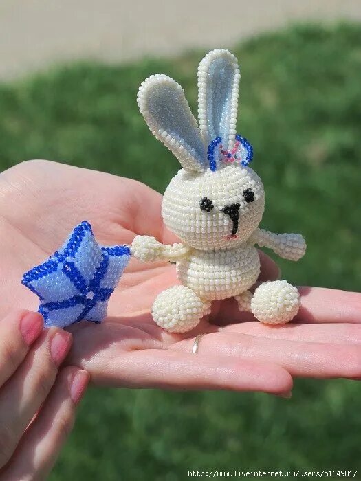 Заяц из бисера объемный. Игрушка из бисера кролик. Как сделать зайца из бисера. Бисероплетение объемные фигурки. Бисероплетение кролик.