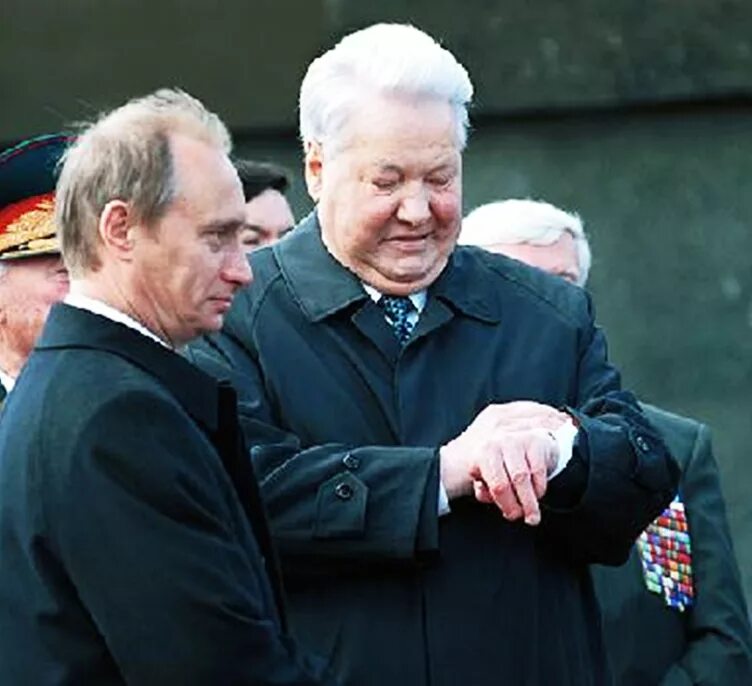 борис ельцин двойники. джонсон ельцин. ельциных было два. тоже танец борис ельцина и борис джонсон. ельцин борис николаевич рука.