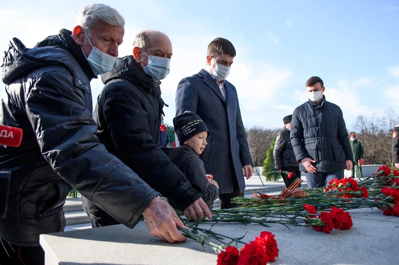 Новости краснодар края сегодня последние. Памятник жертвам фашизма Краснодар Чистяковская роща. Памятник 13 тысячам краснодарцев-жертвам фашистского террора. Памятник героям освободителям Краснодар. Памятник герою освободителю.