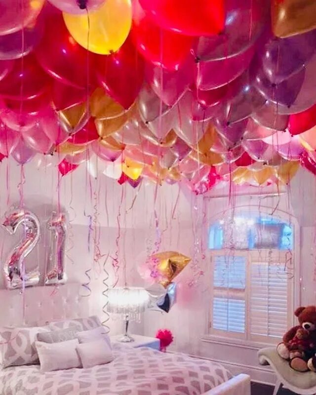 Воздушные шарики в комнате. Комната в шарах. Комната с шариками. Шары для украшения комнаты на рождение. Украшение шарами спальни.