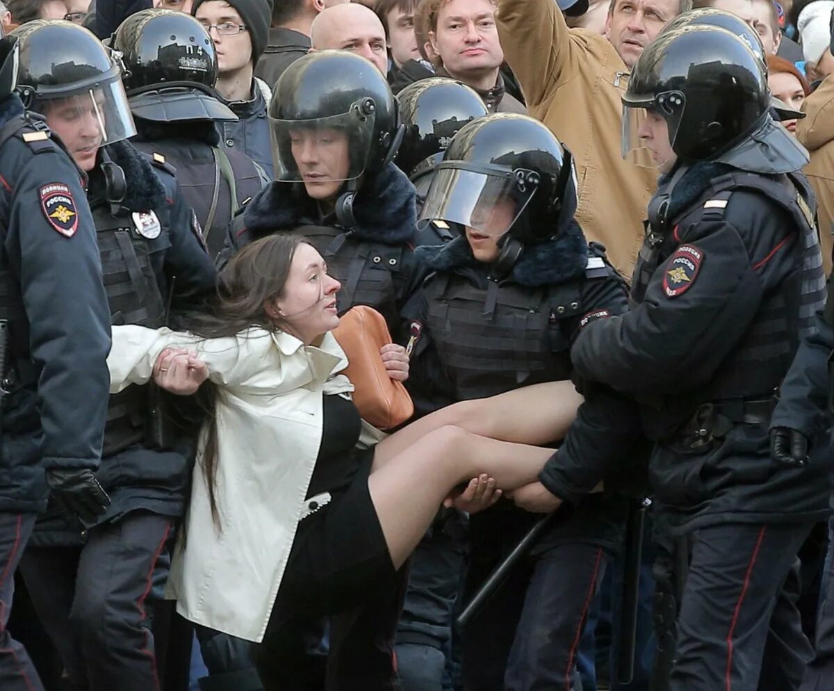 Что сейчас происходит в полиции. Ольга лозина митинг. ольга лозина задержание. неповиновение полиции. полицейские несут женщину.