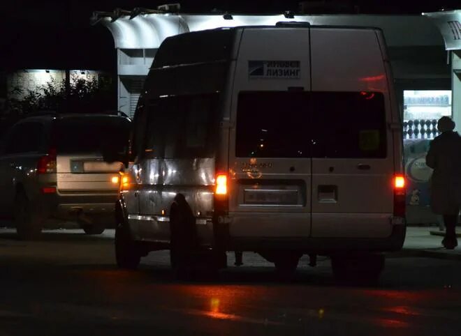 Насильник автобус. Трогает девушку в автобусе. Маски шоу в автобусе. Пьяная девушка в автобусе. Пристали в японском автобусе.