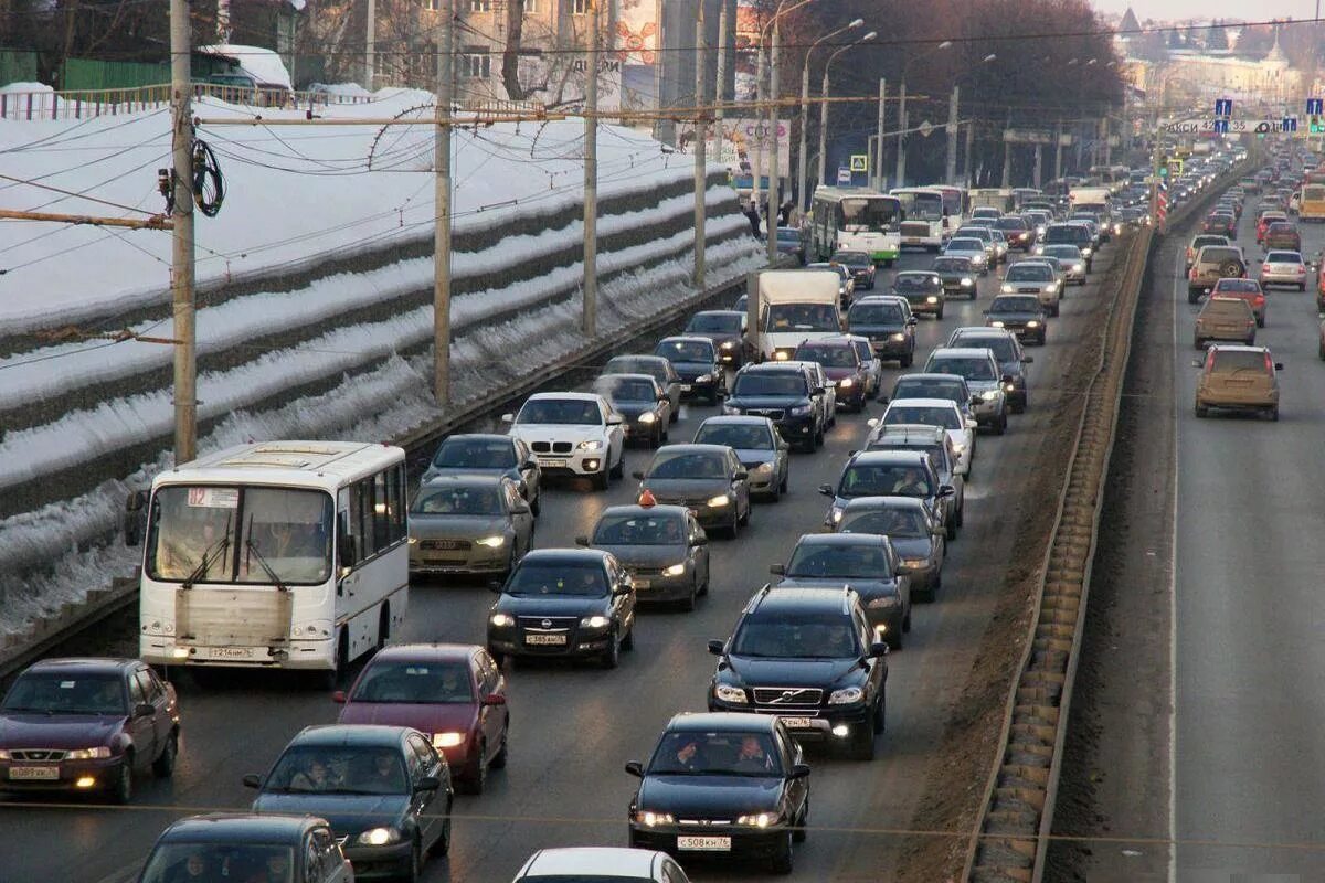 То сейчас на дорогах. Пробки Ярославль. Автомобильная пробка. Транспортные пробки Ярославль. Затор в городе.