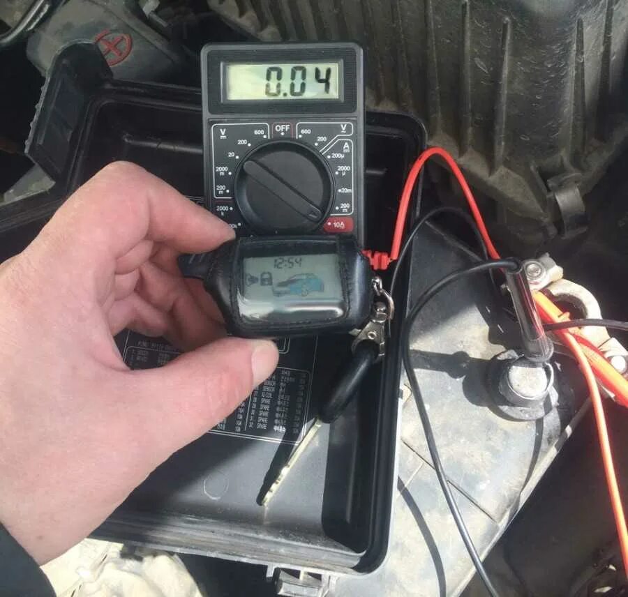 Проверить есть ли ток. Измеритель утечки напряжения АКБ авто. Как проверить утечку аккумулятора мультиметром на автомобиле. Мультиметром замерить заряд генератора. Как проверить ток 12 v мультиметром.