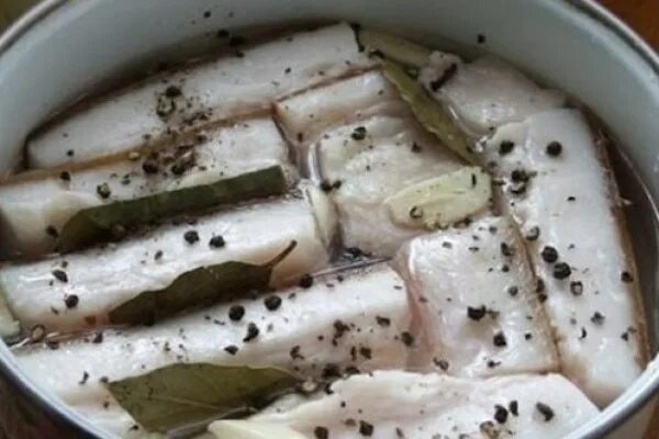 количество соли для засолки сала. сало в рассоле с чесноком. сало в рассоле горячим. рецепт засолки сига в рассоле. сало в рассоле с чесноком.