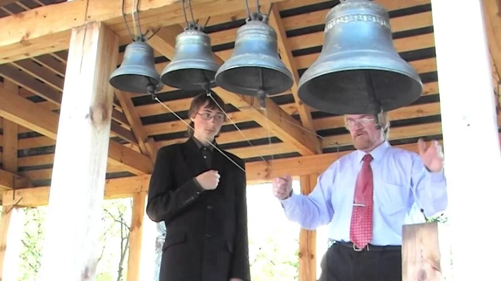 Звонарь на колокольне. Колокола в церкви. Колокольчик прикол. Школа звонарей суздаль. Колокольчик человечек.