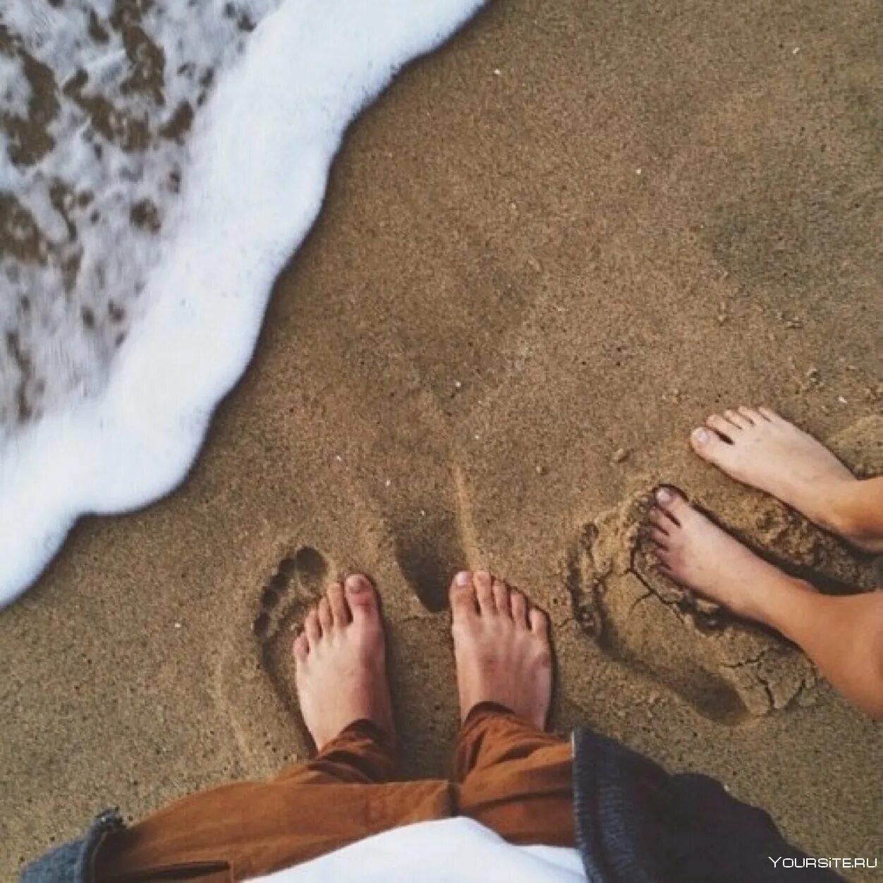 Три пары ног у. Ноги в песке. Лежит на песке. Ноги на пляже. Мужские ноги.