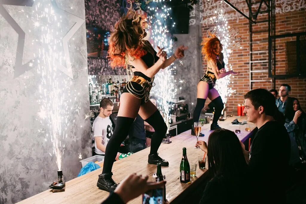 девушка в клубе. бар с танцующими девушками. бар с танцующими девушками. тусовка в баре. тусовка в клубе.