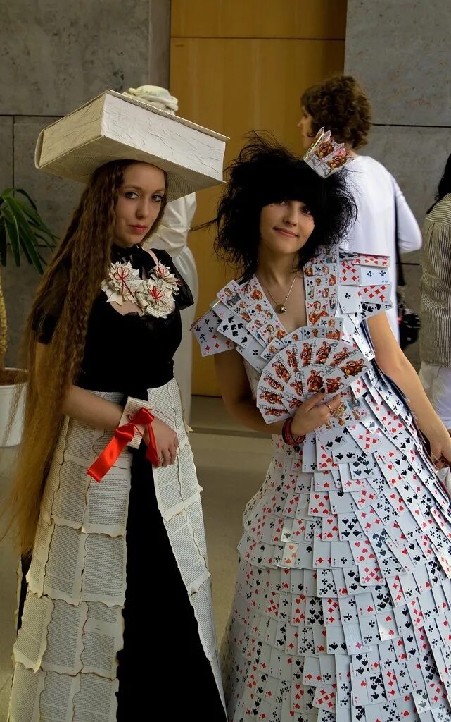 Платье из необычных материалов. Наряд из подручных материалов. Платье из нетрадиционных материалов. Костюм из подручных материалов. Платье из необычных материалов.