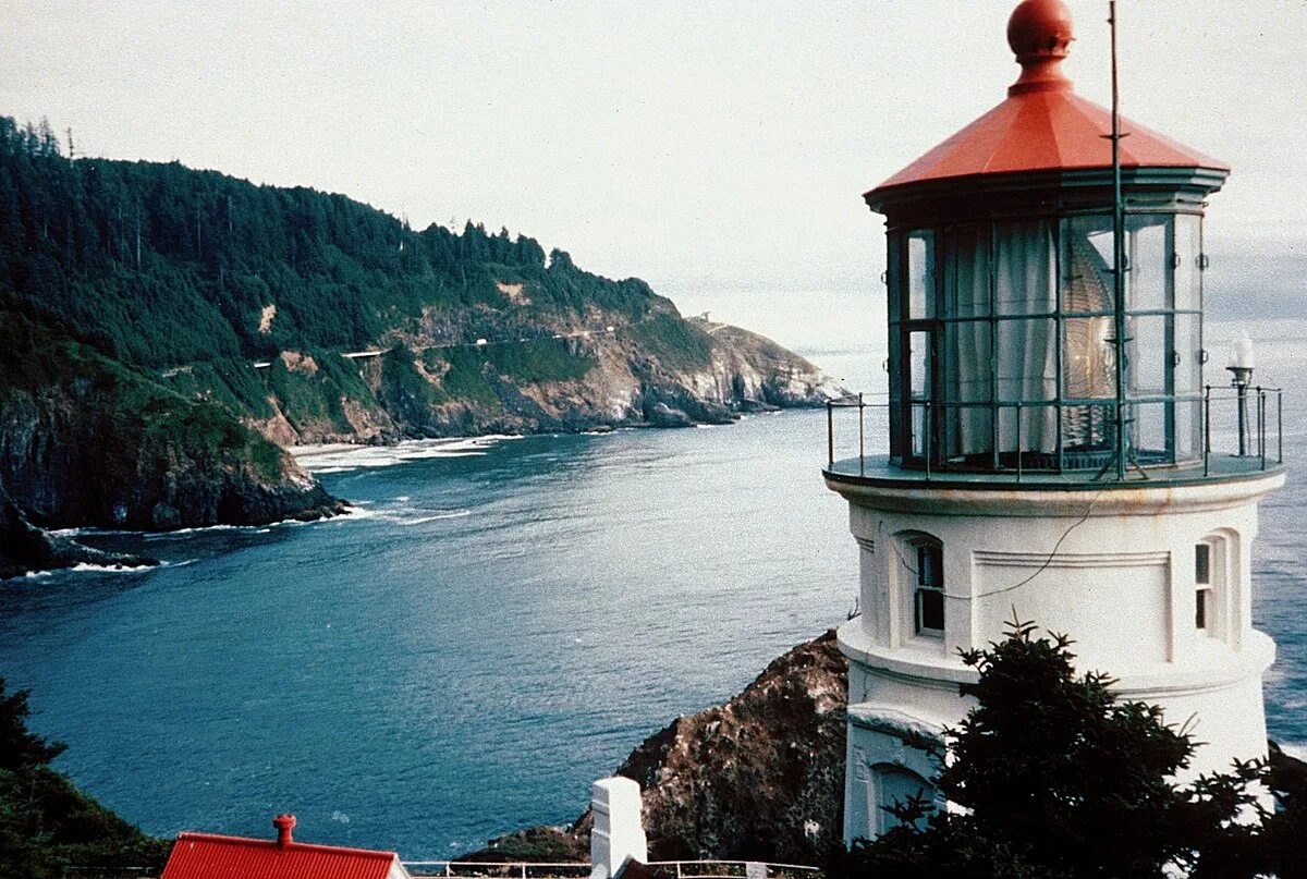 Маяк линдеснес норвегия. Маяк в море. Heceta head lighthouse. Heceta head lighthouse. Маяк линдеснес норвегия.
