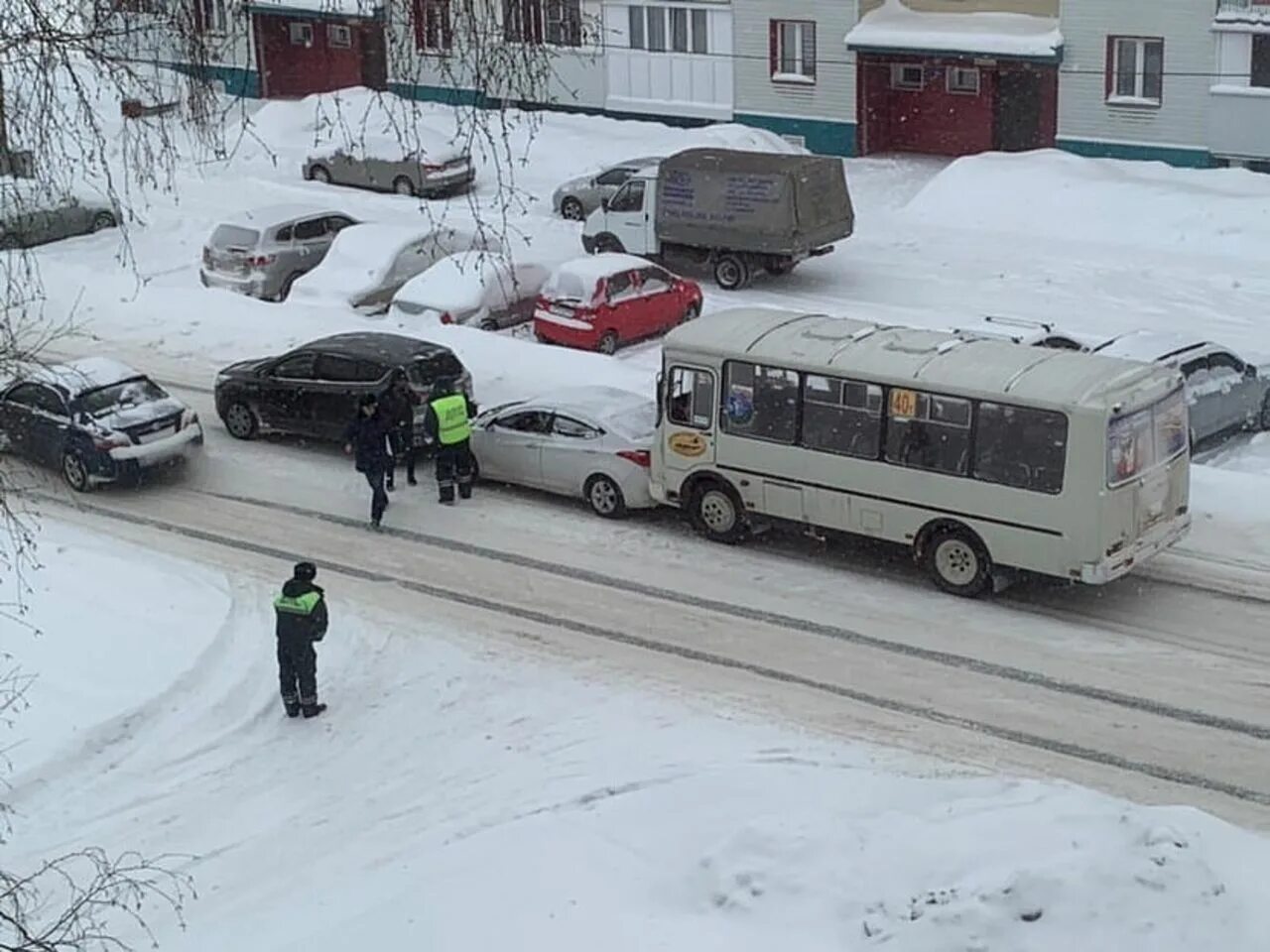 Авось кемерово. Авария с автобусам в Кемерово. Кемерово Кировский район Металлистов. Маршрутки Кемерово ДТП.