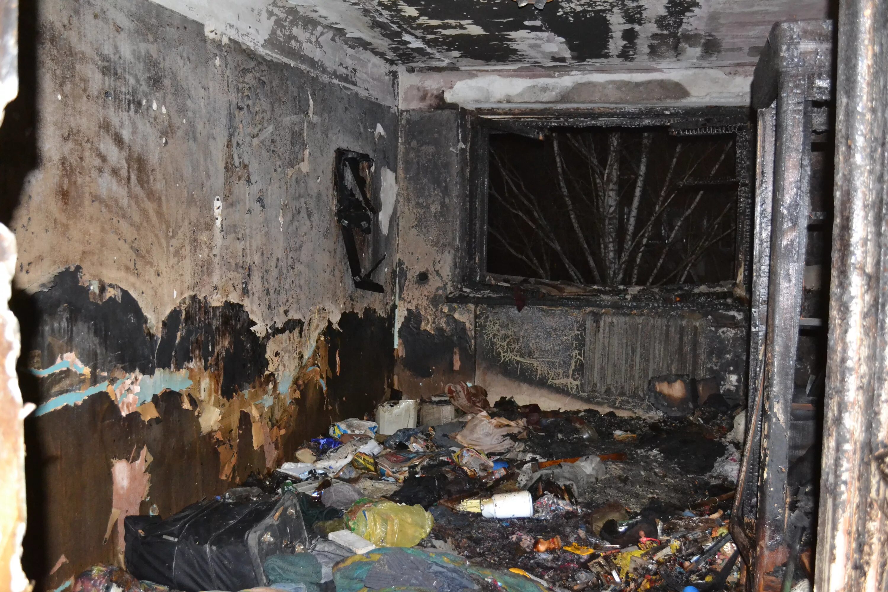 здание после пожара. сгоревшее помещение. сгоревшее помещение. сгоревшее помещение. сгоревшее помещение.
