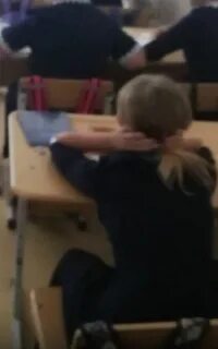 Одноклассница прямо на уроке