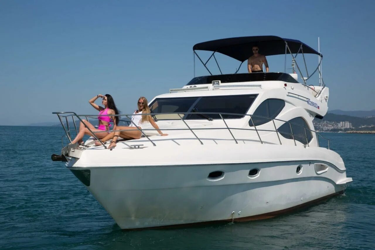 Прогулочная яхта. Маджеста 44 яхта сочи. катер majesty 44 в сочи. яхта касабланка сочи.