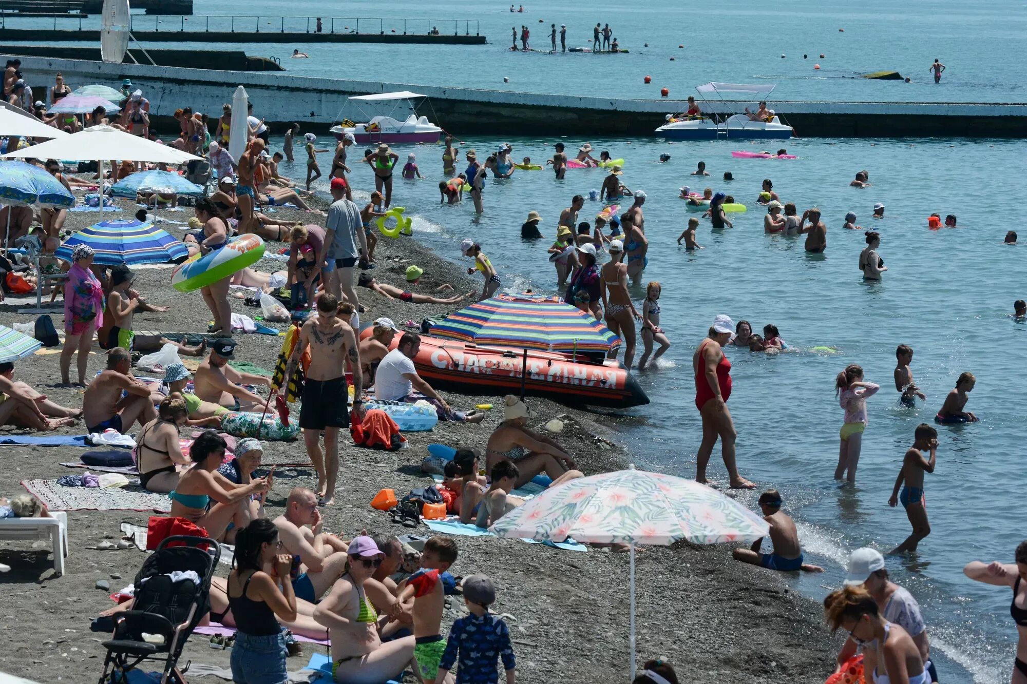 Когда вода прогреется в черном море 2025. Новороссийск море. пляжи сочи переполнены. курорты краснодарского. черное море анапа.
