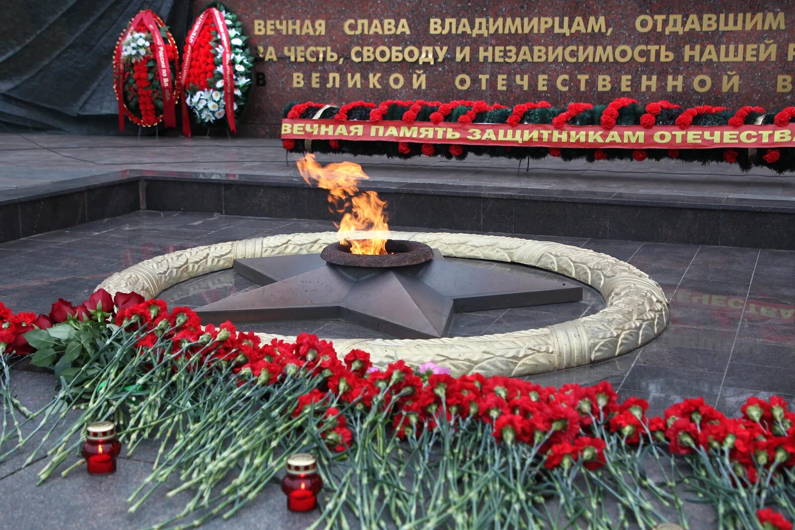 День памяти войне. Мемориал вечный огонь Омск. Вечный огонь Вечная память. День памяти и скорби. Памятник Победы.