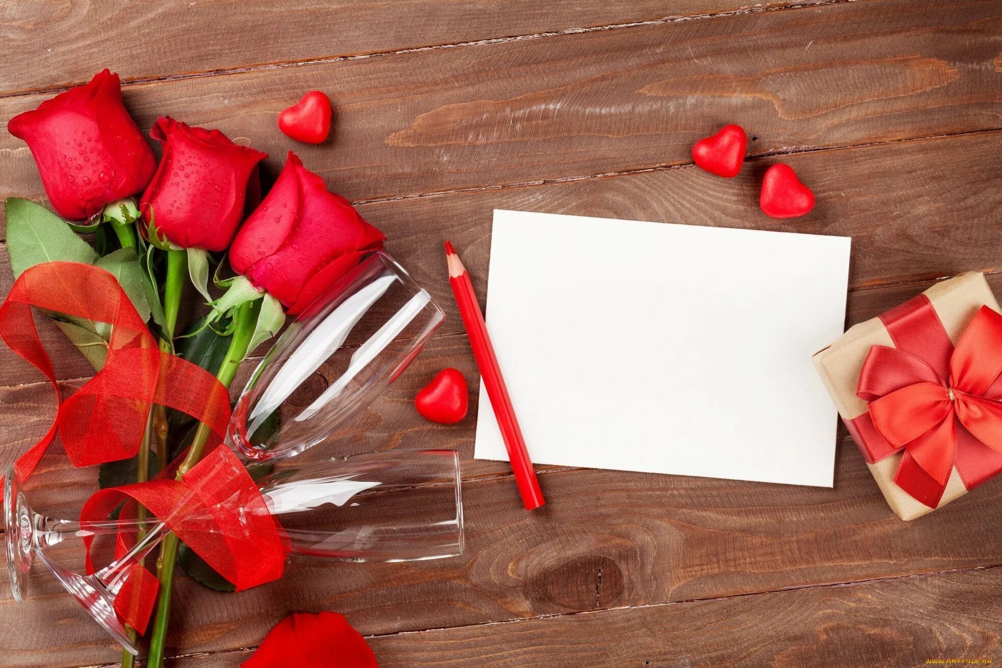 Подарки по цветам. Цветы в подарок. Красные розы подарок. Букет на столе сверху. Букет цветов с запиской.