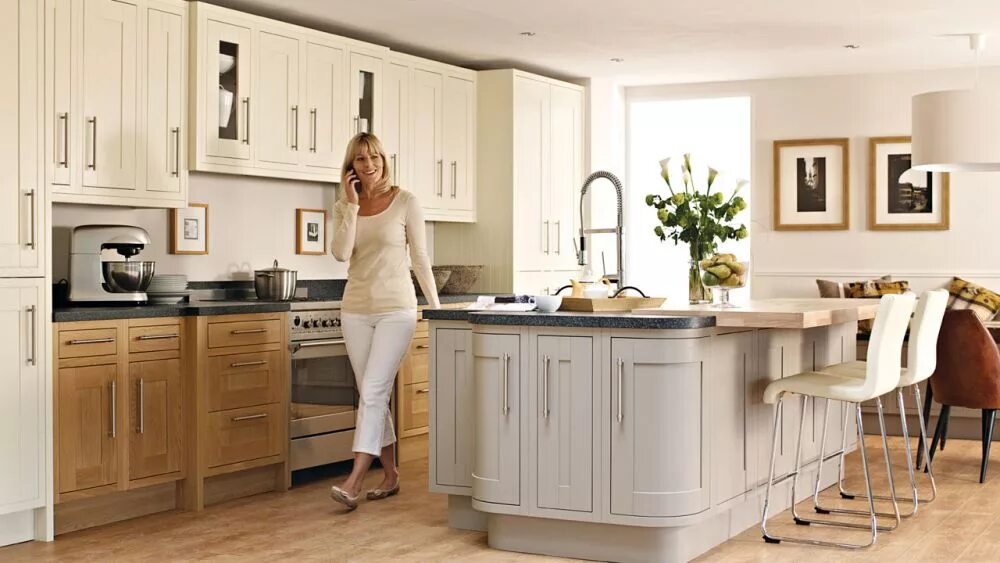 семья на фоне кухонного гарнитура. люди на кухне. кухонная гарнитура. мойка nobilia. кухни на людях видео.