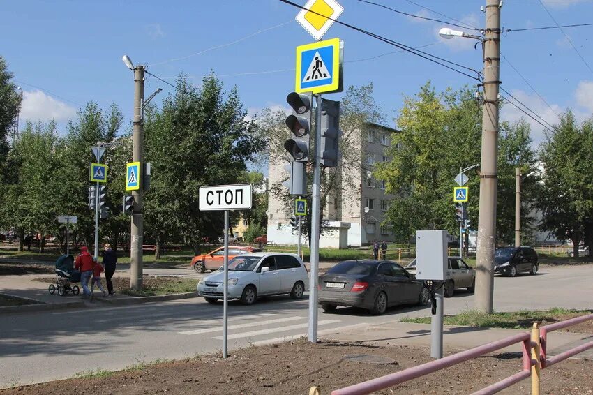 светофор дорожный транспортный. октябрьская 104 каменск-уральский. магазин светофор олега кошевого. светофорный объект. магазин светофор каменск-уральский.