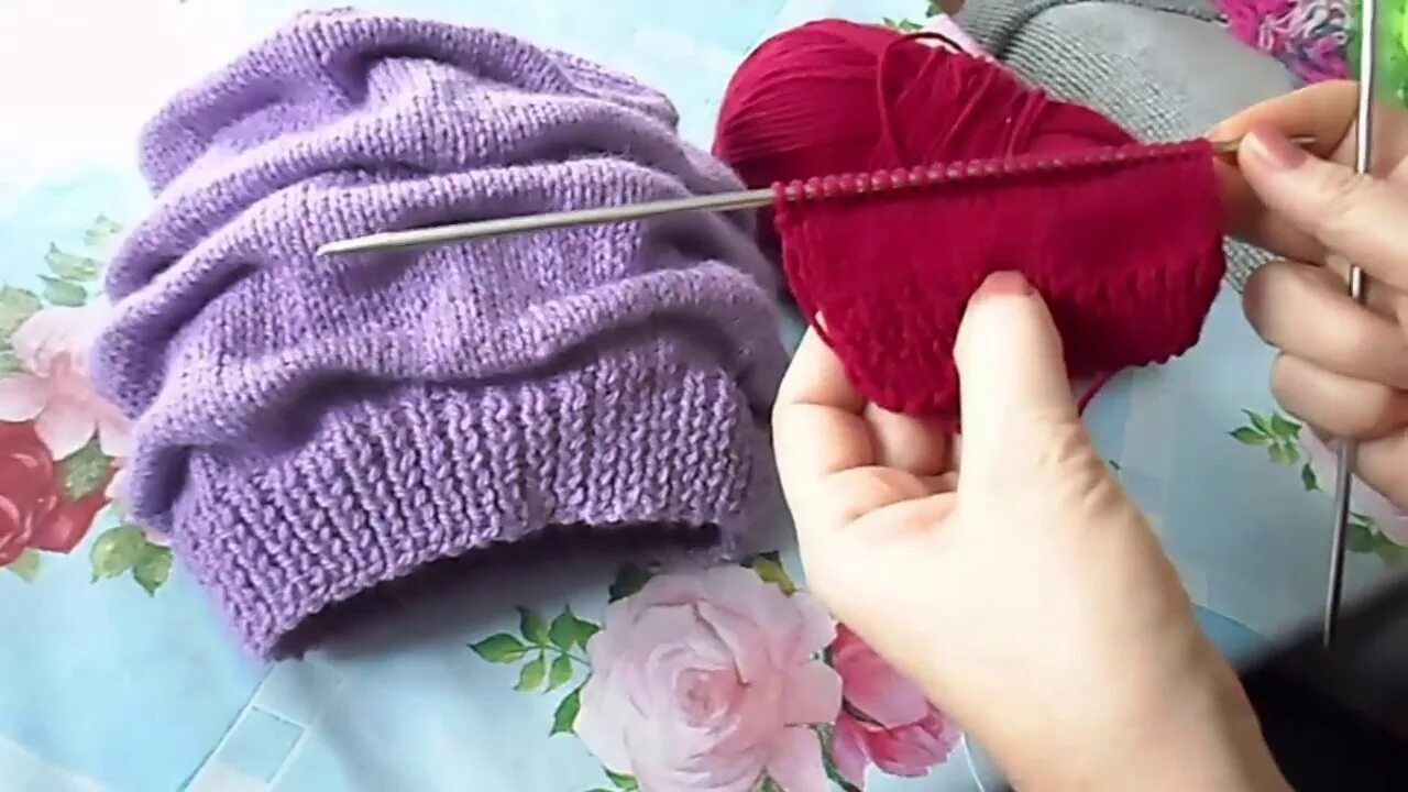 Шапка связать спицами видео уроки. Женская шапка спицами мастер класс. Шапка спицами мастер класс. Шапка связать спицами видео уроки. Шапка связать спицами видео уроки.