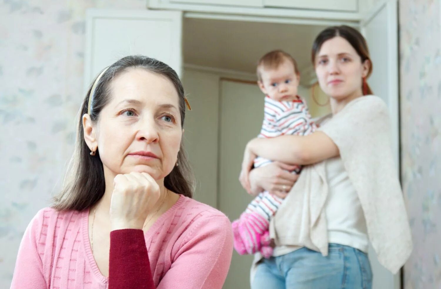 Где жить взрослым детям. Взрослые дети живут с родителями. Отец обнимает ребенка. Где жить взрослым детям. Конфликт с родителями.