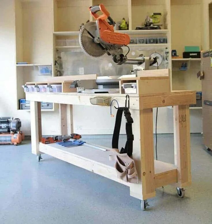 Saw bench. Saw saw workshop.