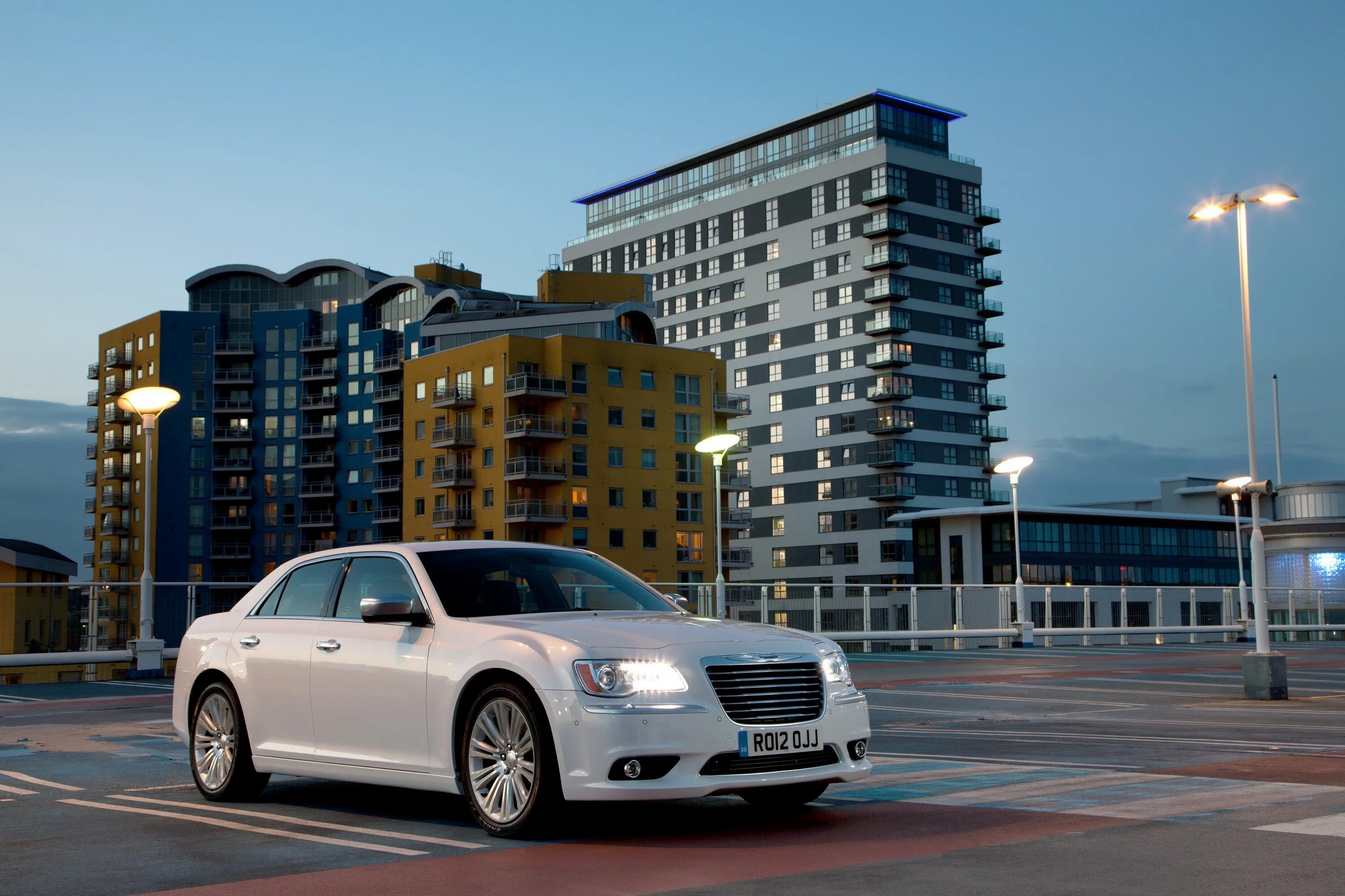 Городские автомобили сайты. Chrysler 300c. Chrysler 300c 2012. Chrysler 300c 2014. Chrysler 300c White.