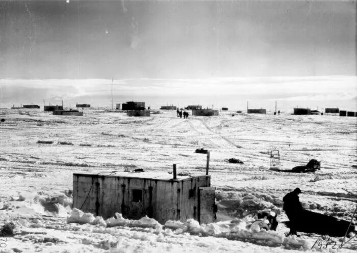 Первые антарктические станции. Дружная 4 антарктическая станция. Антарктида станция дружная-4. Антарктическая станция Мирный 1956. Станция Мирный в Антарктиде.