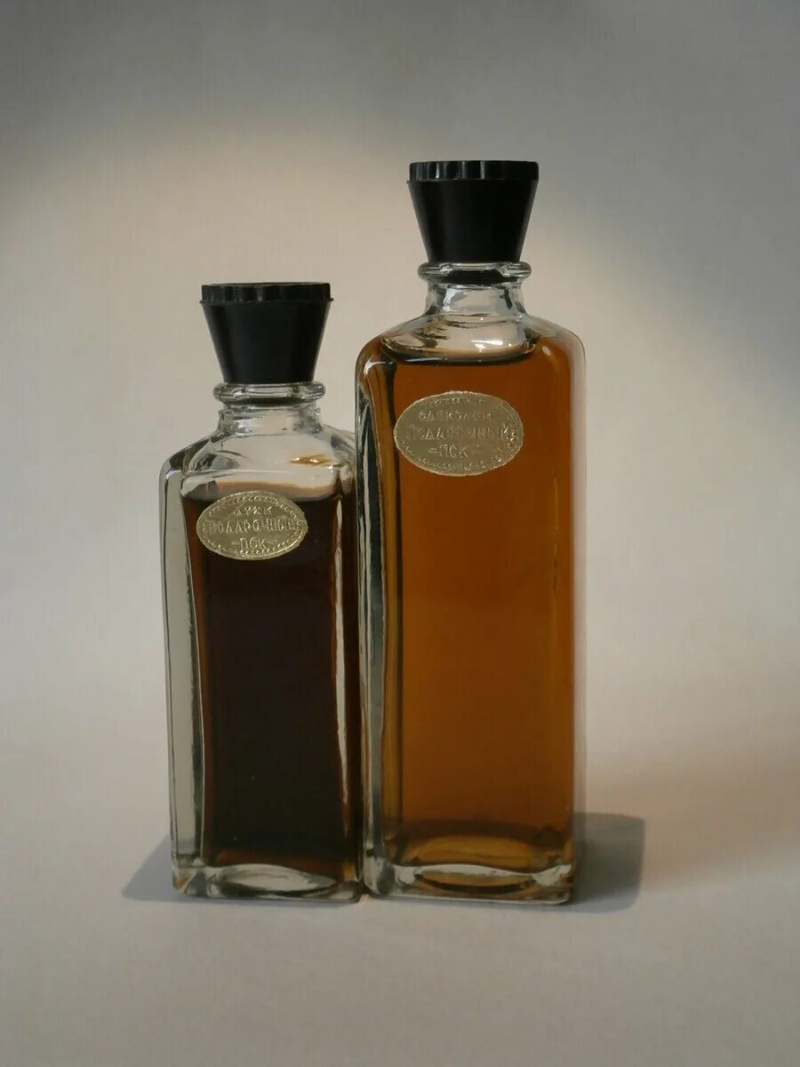 старенький советский флакон Подарочные духи. Новая заря. 1957 год пробка притерт