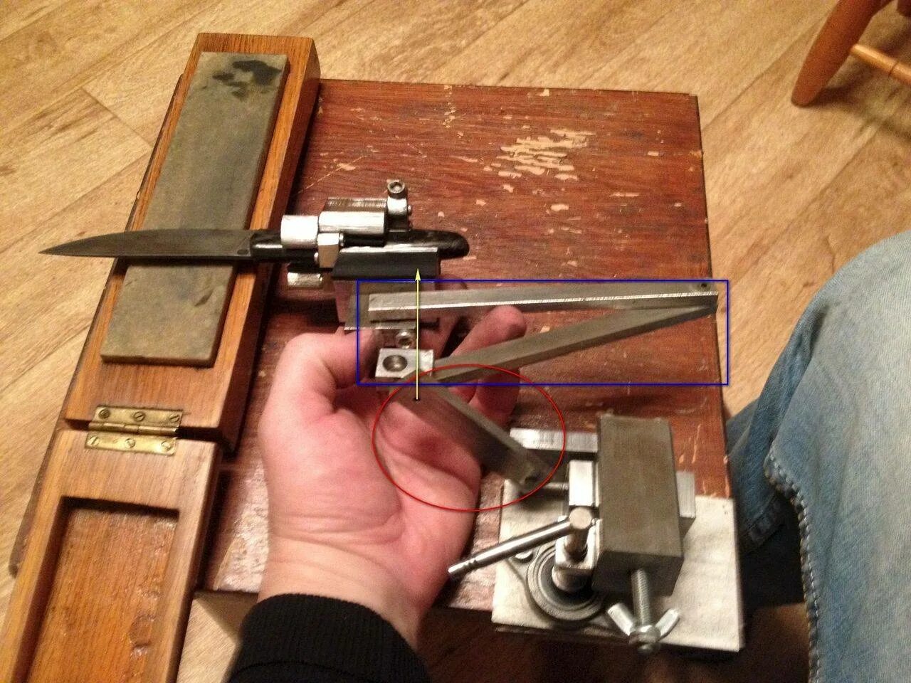 Приспособление для ножей. Самодельная приспособа для заточки ножей. самодельный заточной станок для ножей. самодельные ручные станки для заточки ножей. самодельная заточка для ножей.