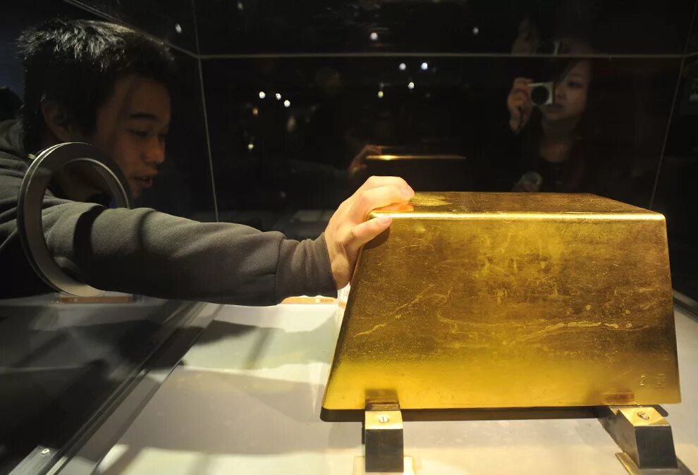 Достать слиток золота. Слиток золота 12 кг. Самый большой слиток золота в мире весит. Самый большой слиток золота в мире с весом 250. Слиток золота 16 кг.