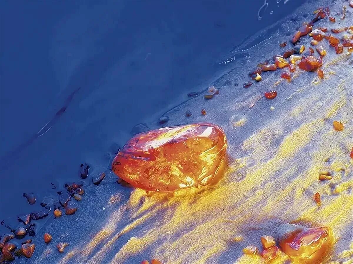 Янтарь солнце калининграда. Морское дно камни. Жемчужина на берегу моря. Янтарь на песке. Камни солнечного дня.