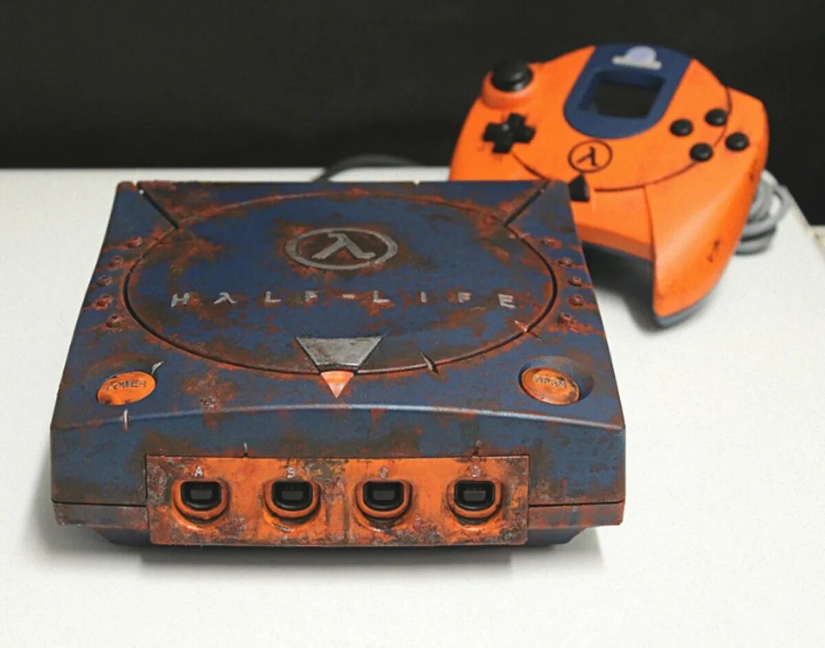 Half life dreamcast. Игровая приставка сега Дримкаст. Sega Dreamcast half-Life. Dreamcast half Life Edition. Dreamcast Custom half-Life.