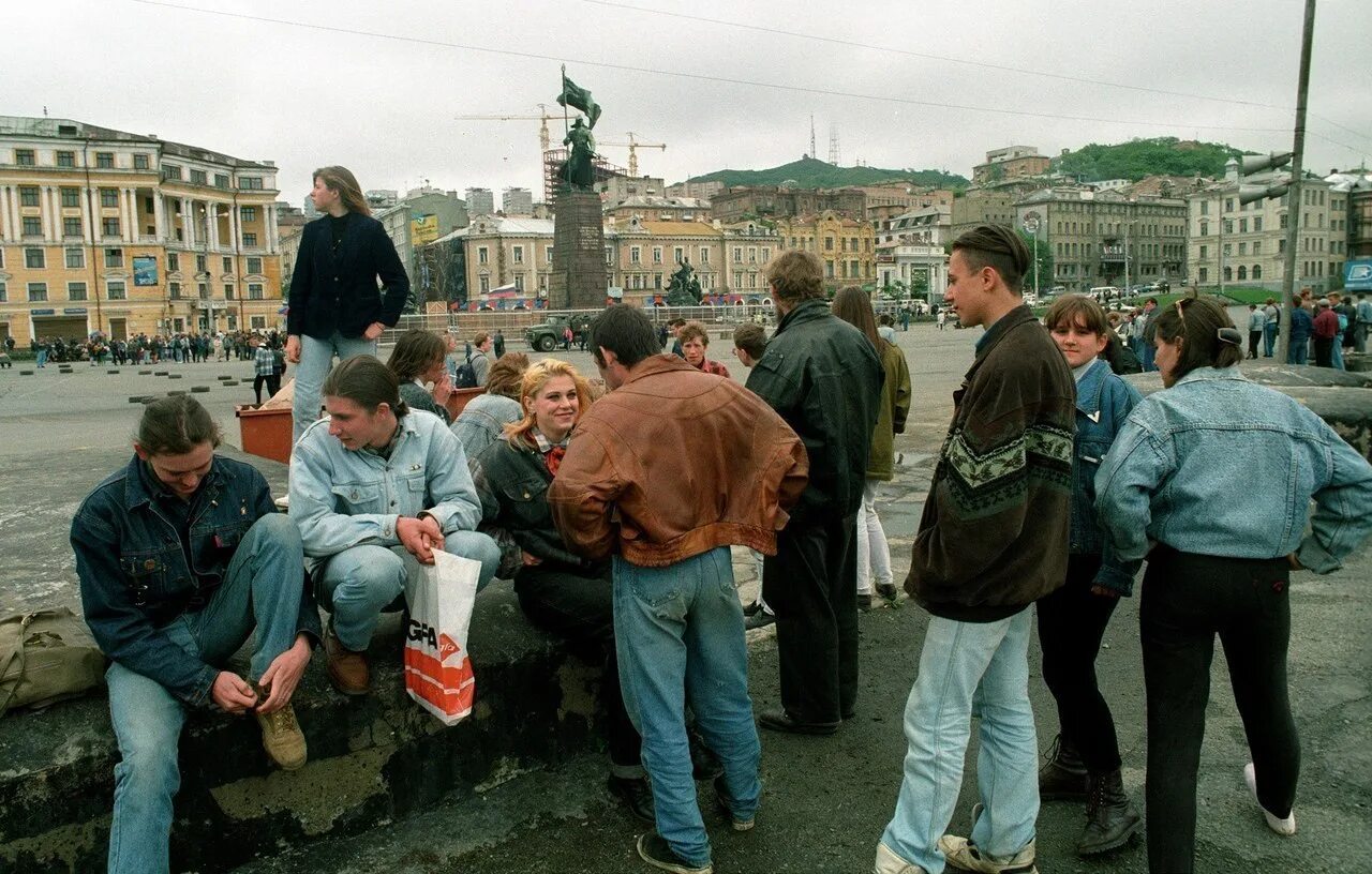 Общество в 90 е. Молодежь Владивосток 90е. Москва в 90=е молодежь. Россия 90. Россия 1990.