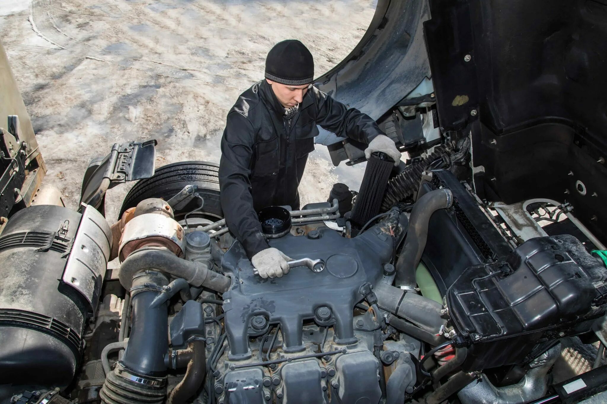 Механик грузовики. Diesel Mechanic. Автомеханик на выезде грузовых. Механик ремонтирующий ДВС. Механик КАМАЗ.