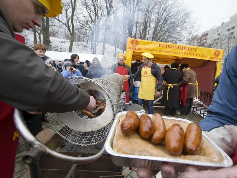 Праздник длинной колбасы. День колбасы. День колбасы. С днем колбасы мем. Праздник длинной колбасы красивое.