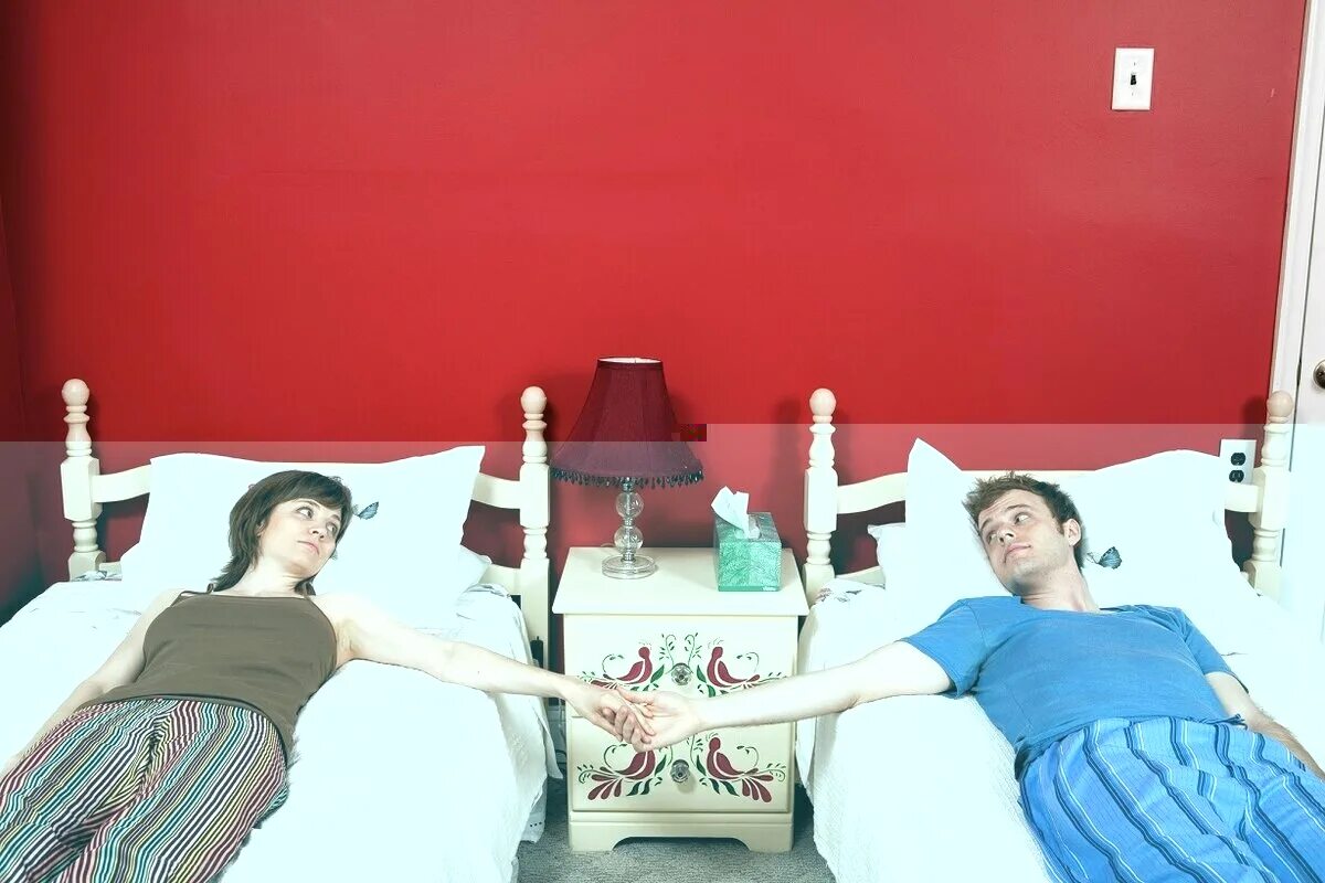 Мужчина в кровати. Интересные факты о сне. Мы спим в разных кроватях. Спим раздельно. Спящая жена.