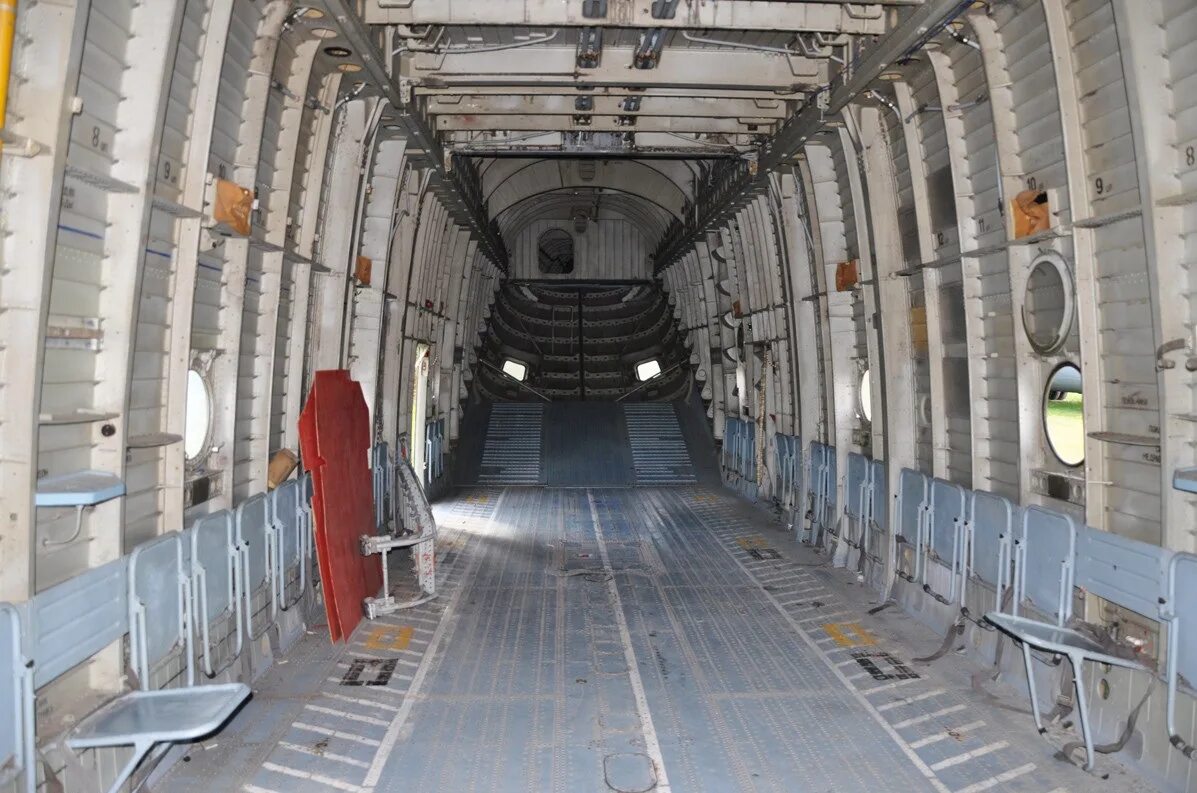 грузовая кабина. грузовая кабина. ми 26 габариты грузовой кабины. грузовая кабина ил-76. C-130 hercules грузовой отсек.