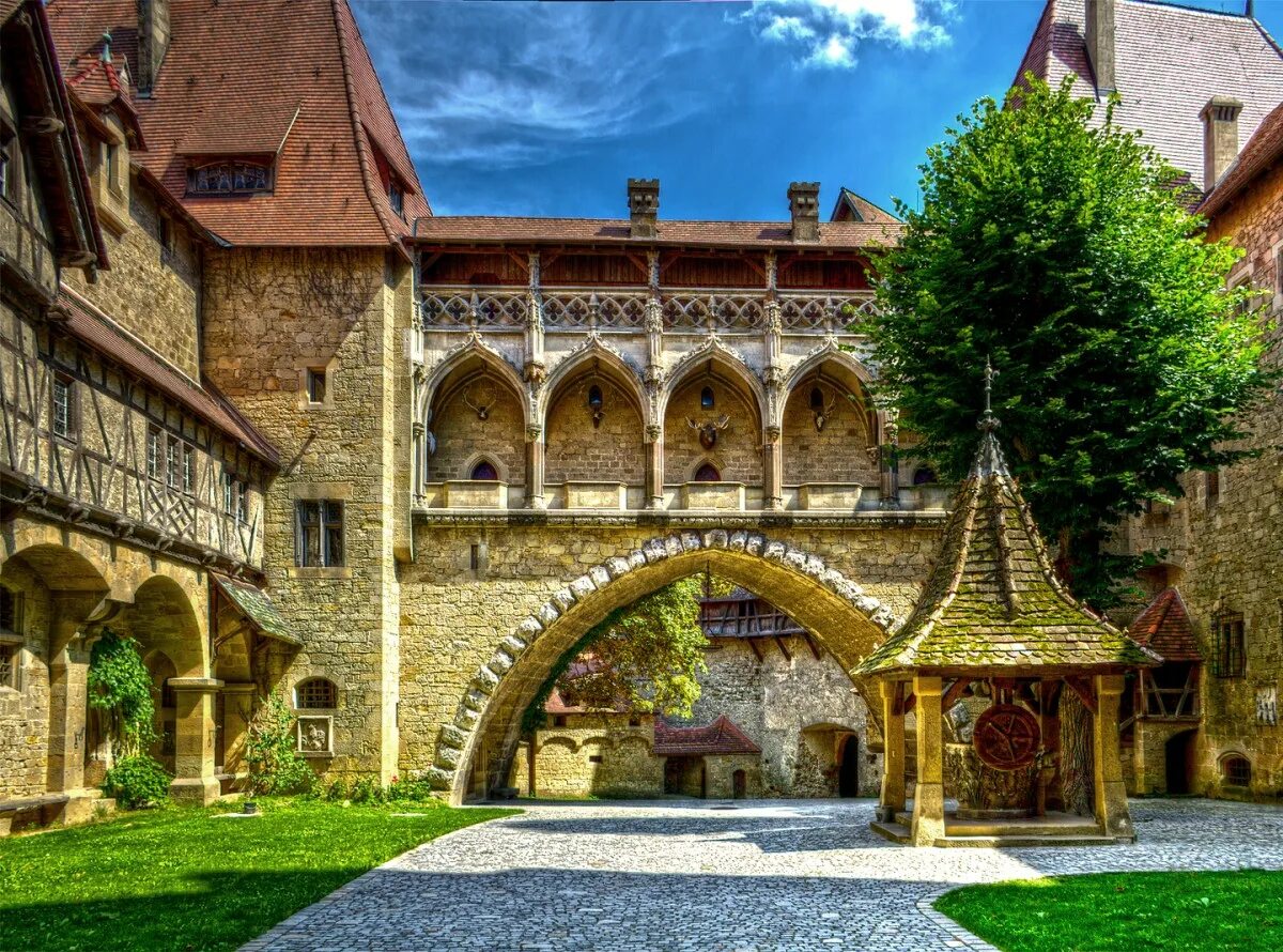 Замок пл. Замок крезеншьейн Австрия. Замок Кройценштайн (Burg Kreuzenstein), Австрия. Кройценштайн замок Рыцарский зал. Шаттенберг Германия внутренний дворик замка.