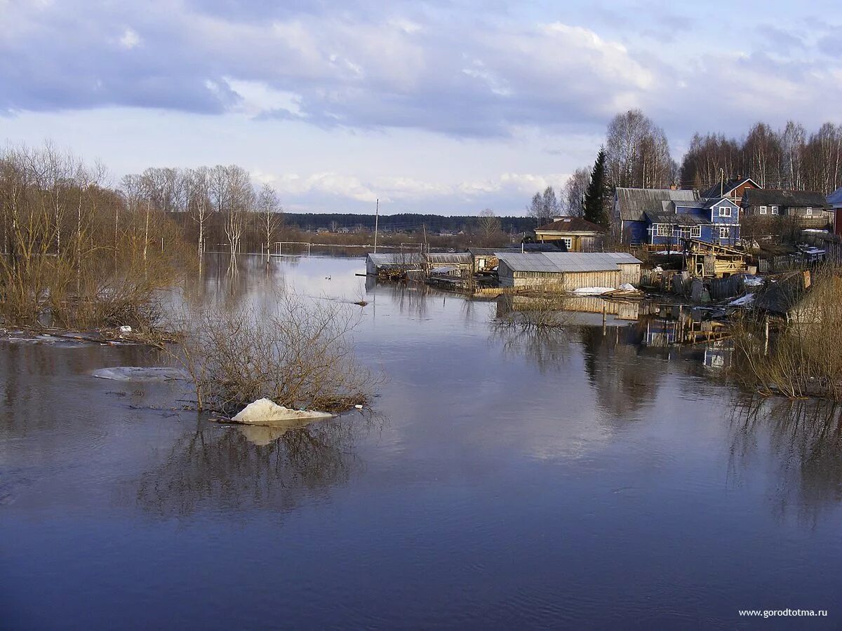 Уровень воды в реке сухона. Река Сухона Тотьма. Половодье Тотьма. Тотьма наводнение. Мегра половодье.