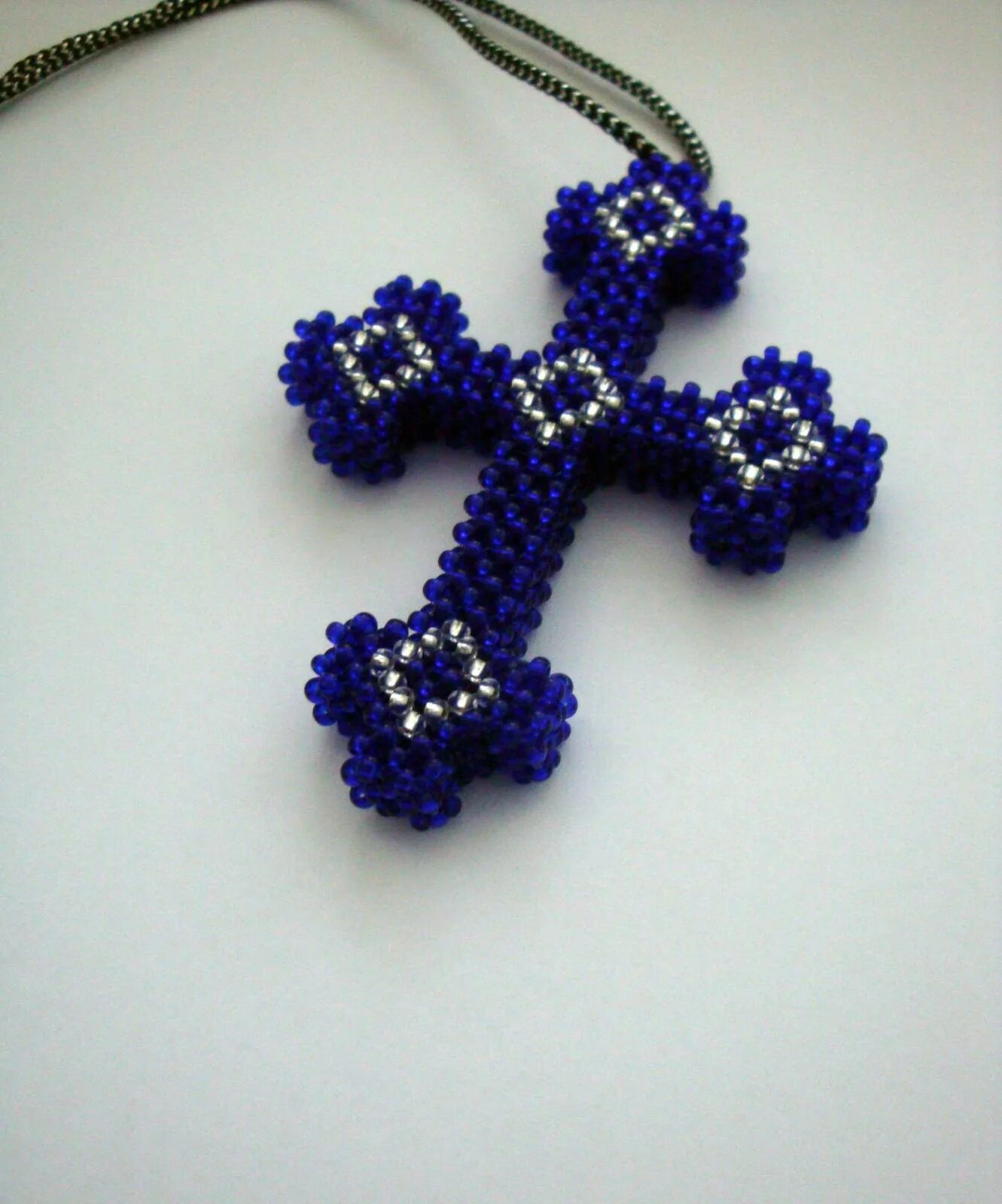 Как сделать из бисера крест. Крестик из бисера. Схемы бисероплетения крестиа. Крестик из бисера для начинающих. Крестик из бисера и бусин.