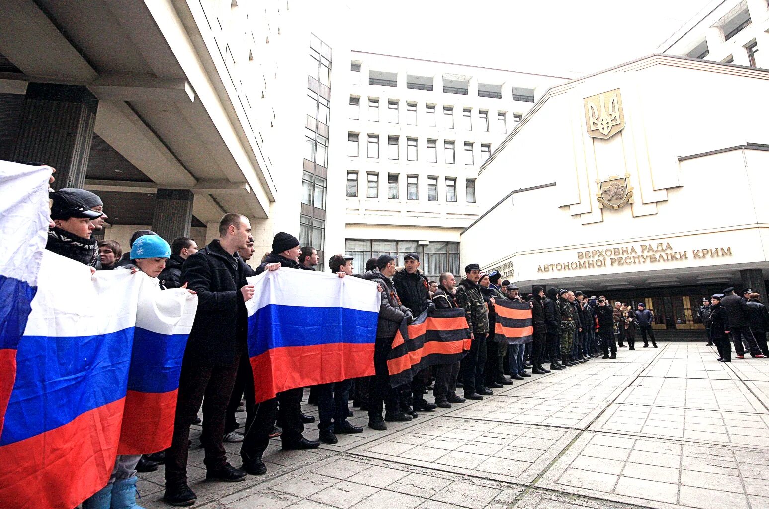 Симферополь в 2014 году. Верховный совет Крыма 2014. Захват здания парламента в Крыму 2014. Митинг у здания Верховного совета Республика Крым Симферополь. Митинг Симферополь 2014 совета 2014.