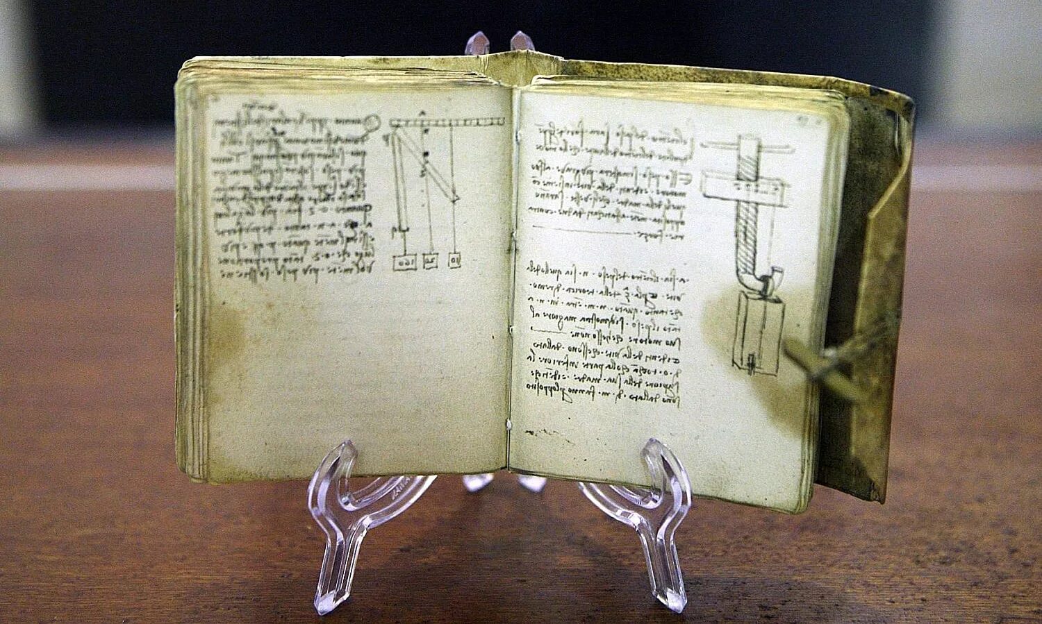 Книга на самом дне 2. Лестерский кодекс Леонардо да Винчи. Книга Лестерский кодекс Леонардо Давинчи. «Лестерский кодекс» Леонардо да Винчи – самая дорогая книга. Самая дорогая книга в мире Леонардо да Винчи.